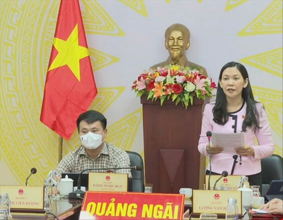 Đại biểu Huỳnh Thị Ánh Sương- Đoàn ĐBQH tỉnh Quảng Ngãi, thảo luận trực tuyến tại điểm cầu Quảng Ngãi. Ảnh: QH