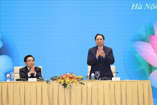 Thủ tướng Phạm Minh Chính và Thủ tướng Lào Phankham Viphavanh đến buổi gặp gỡ doanh nghiệp hai nước. Ảnh: TTXVN