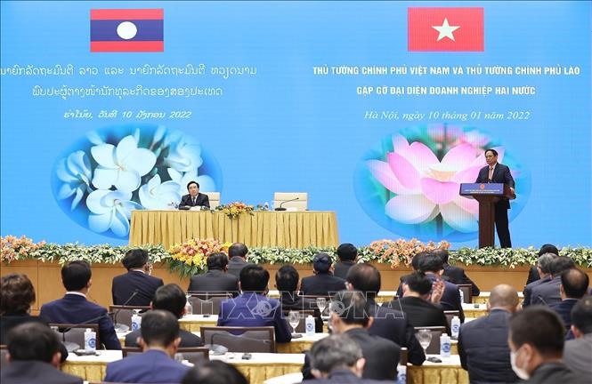 Thủ tướng Phạm Minh Chính và Thủ tướng Lào Phankham Viphavanh đến buổi gặp gỡ doanh nghiệp hai nước. Ảnh: TTXVN