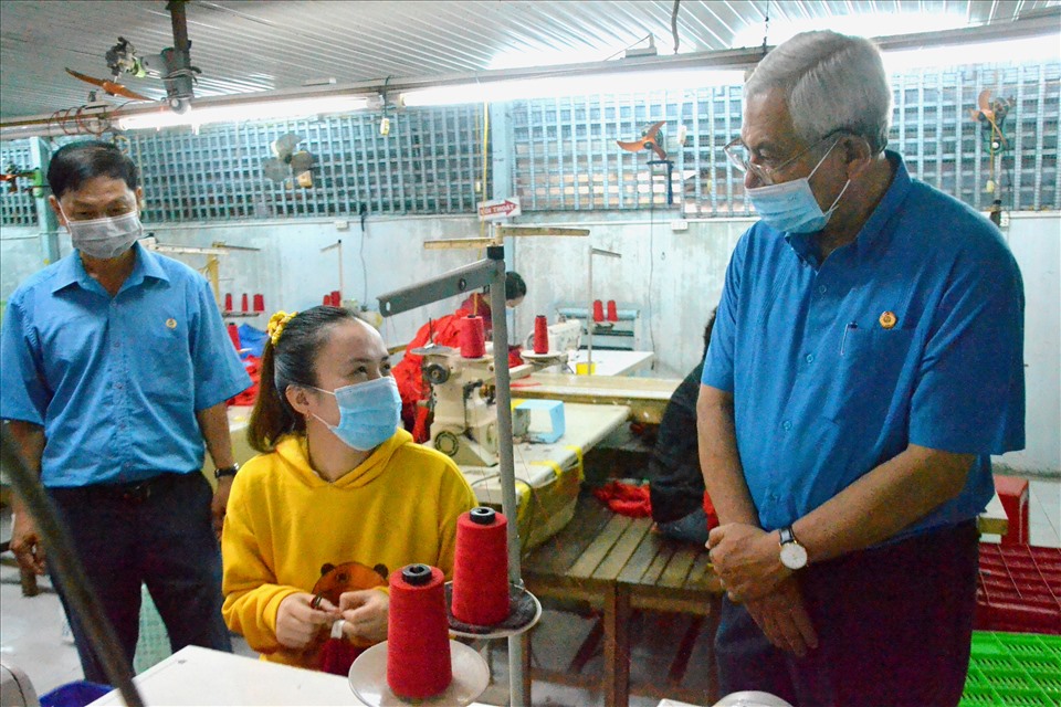 Ông Nguyễn Thiện Phú, Chủ tịch LĐLĐ tỉnh An Giang thăm hỏi người lao động đang làm việc tại xưởng may tại thị xã Tân Châu. Ảnh: LT