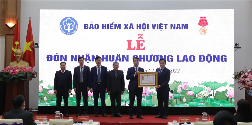 Bảo hiểm xã hội Việt Nam nhận huân chương lao động hạng 3. Ảnh AT