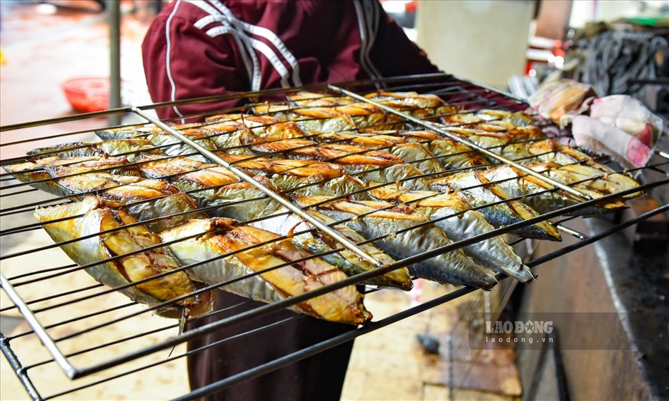 “Những tháng bình thường, gia đình tôi tiêu thụ khoảng 15 tấn cá các loại, tuy nhiên, tháng giáp Tết sản lượng sẽ tăng gấp đôi, doanh thu cao điểm có thể đạt gần 2 tỉ đồng/tháng” - bà Hoa chia sẻ.