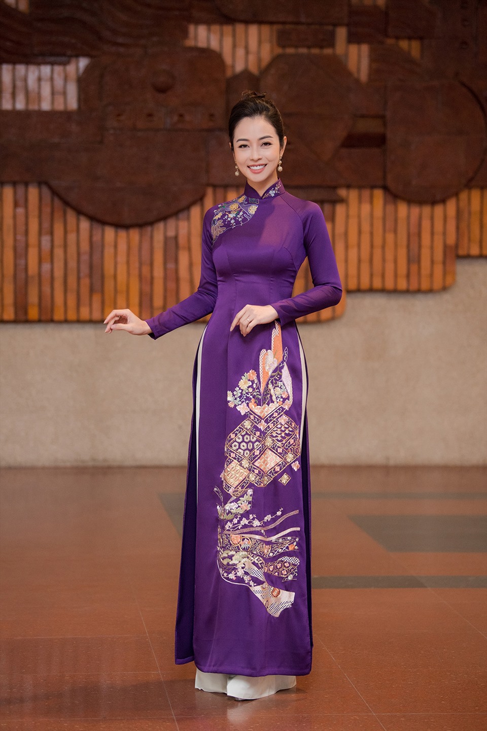 Một thiết kế áo dài khác đậm nét truyền thống với đường cắt cúp ôm sát cơ thể, tôn lên đường cong gợi cảm của Jennifer Phạm.