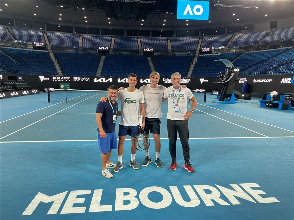 Djokovic đã có mặt trên sân tập tại Melbourne và xác nhận sẽ tham gia Australian Open. Ảnh: AO