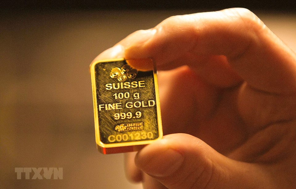 Vàng được coi là công cụ phòng trừ lạm phát. Tuy nhiên, kim loại quý cũng nhạy cảm với lãi suất Mỹ. Lãi suất cao làm tăng chi phí cơ hội của việc nắm giữ công cụ không trả lãi như vàng.