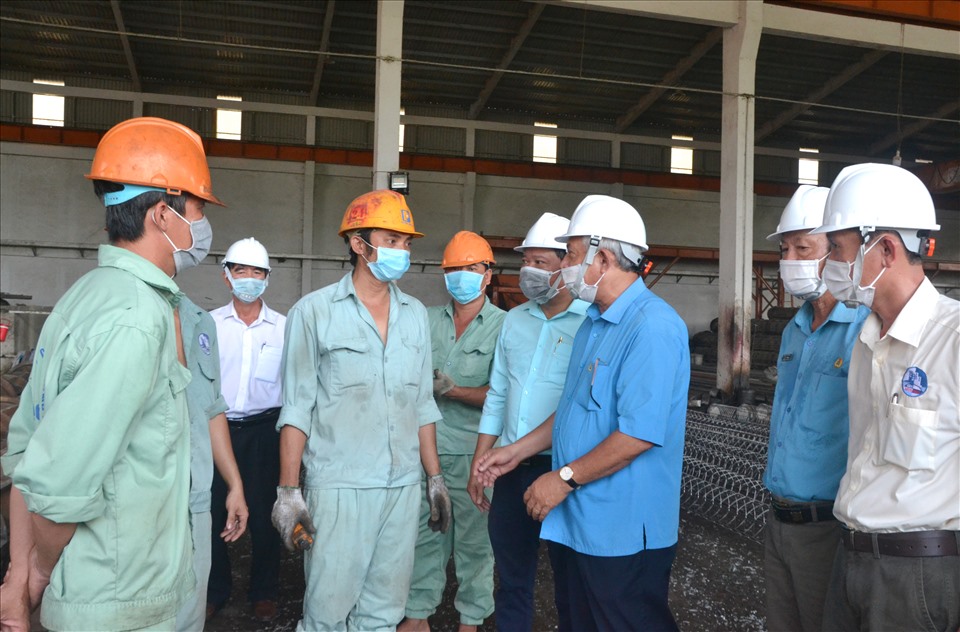Ông Nguyễn Thiện Phú, Chủ tịch LĐLĐ tỉnh An Giang thăm người lao động đang làm việc tại nhà máy. Ảnh: LT