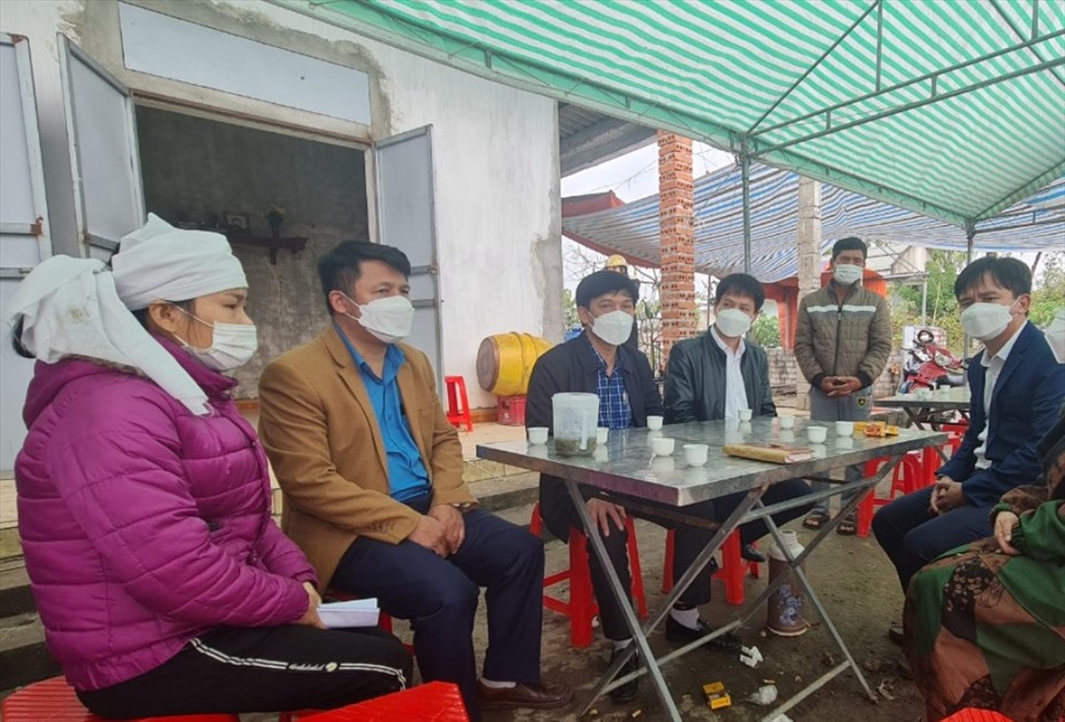 Đoàn công tác của LĐLĐ tỉnh Thanh Hóa đến thăm hỏi, động viên gia đình nữ công nhân. Ảnh: Q.D
