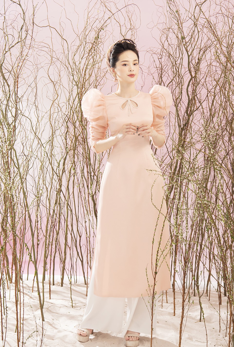 Không khí mùa xuân tươi mới được Hạ Vi thể hiện trọn vẹn cùng mẫu áo dài gam hồng pastel. Ngoài màu sắc tôn da, thiết kế này còn có phom dáng hiện đại, phù hợp với nhiều vóc dáng.