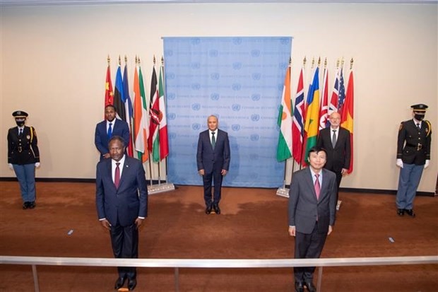 Đại sứ các nước Estonia, Niger, Saint Vincents & the Grenadines, Tunisia và Việt Nam tại lễ hạ quốc kỳ nhân dịp kết thúc nhiệm kỳ Ủy viên không thường trực Hội đồng Bảo an. Ảnh: TTXVN
