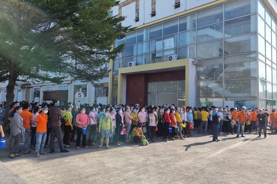 Hàng trăm công nhân Công ty Freetrend ở Khu chế xuất Linh Trung II (TP.Hồ Chí Minh) ngừng việc yêu cầu tăng tiền thưởng Tết. Ảnh: Nam Dương