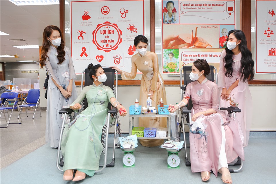 Hoa hậu Ngọc Hân và dàn mỹ nhân Việt đi hiến máu tình nguyện. Ảnh: Vũ Toàn