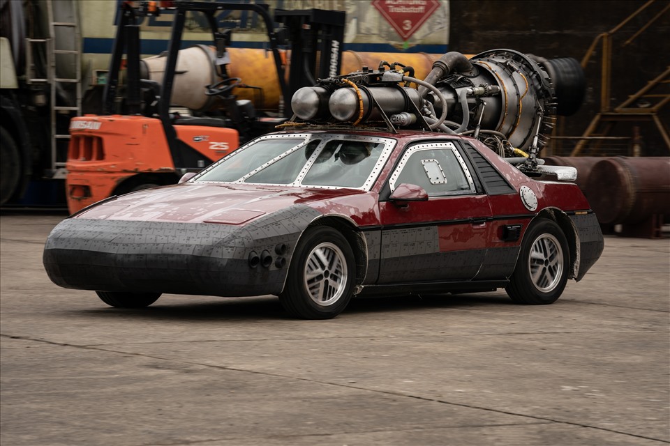 Kết hợp công nghệ trên mẫu xe cổ điển là “bài tủ” của Fast & Furious trong nhiều phần phim. Lần này, khán giả sẽ được chứng kiến Sean Boswell và Twinkie chế tạo một mẫu xe gắn tên lửa cực ngầu trên chiếc Pontiac Fiero cổ điển. Đây là mẫu xe được ra đời từ giữa thập niên 80.