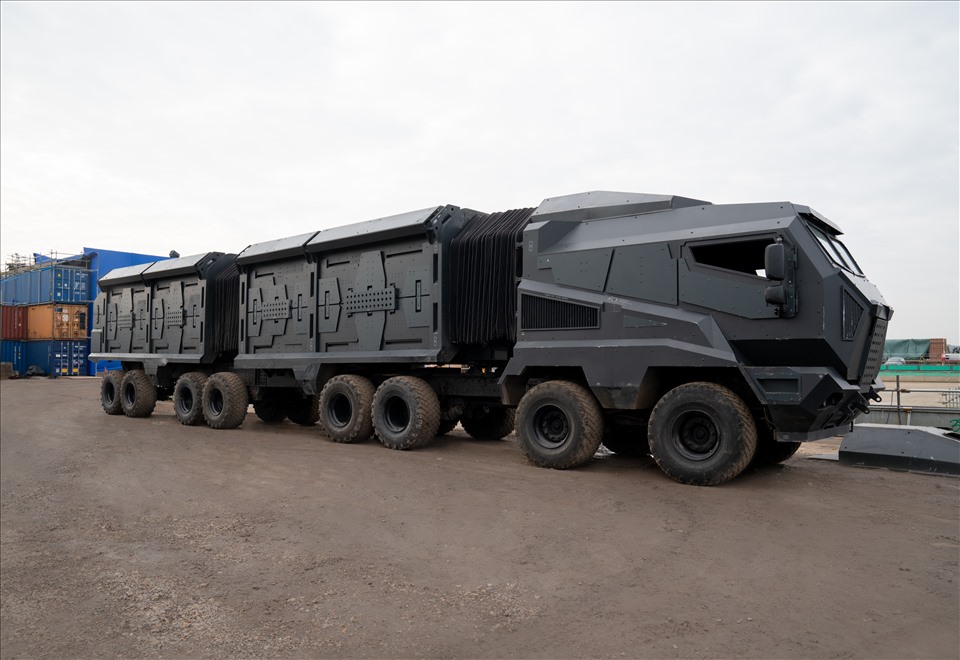 Một chiếc xe bọc thép kiến cố, đồ sộ, cao hơn 4 mét, nặng tới 26 tấn có tên là Armadillo được chế tạo đặc biệt riêng cho bộ phim.
