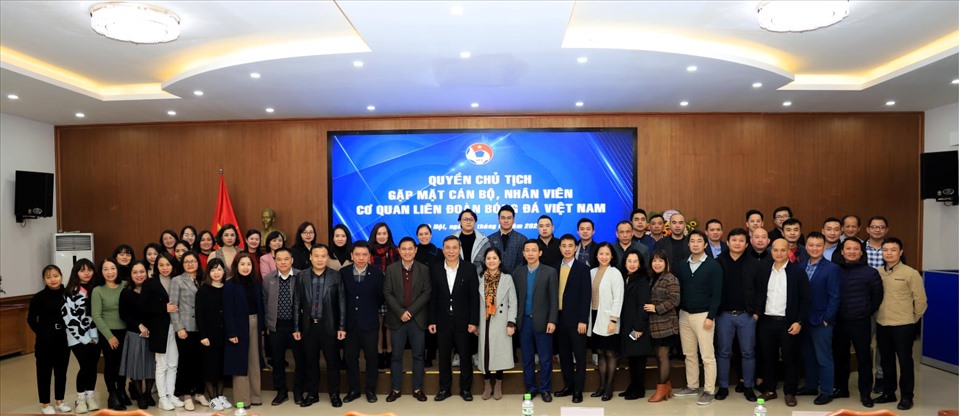 Quyền Chủ tịch Trần Quốc Tuấn và các lãnh đạo VFF chụp ảnh lưu niệm với toàn thể cán bộ, nhân viên cơ quan Liên đoàn bóng đá Việt Nam. Ảnh: VFF