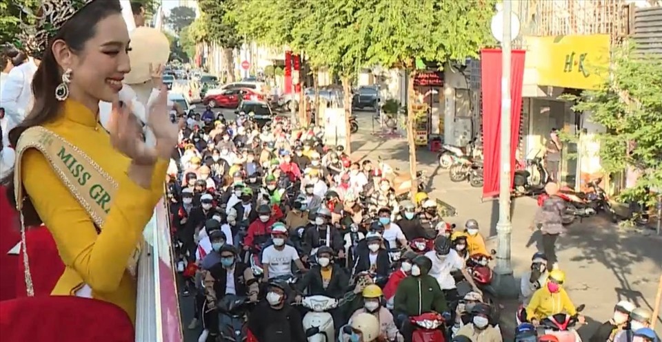 Thùy Tiên xuất hiện rạng rỡ trong tà áo dài, hàng trăm xe máy theo sau. Ảnh: CMH.