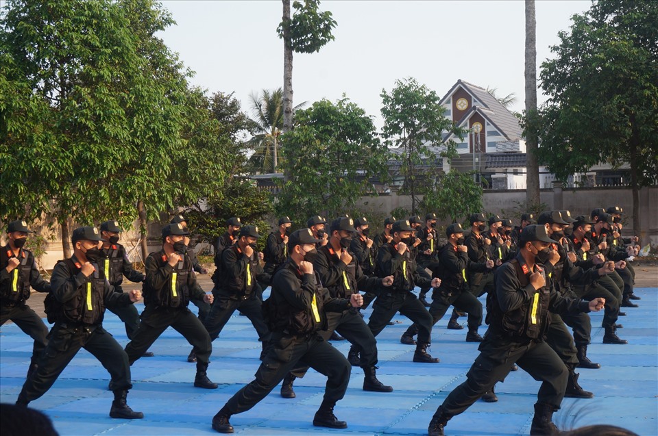 Tiểu đoàn Cảnh sát cơ động dự bị chiến đấu thuộc Công an tỉnh Long An biểu diễn võ thuật. Ảnh: An Long