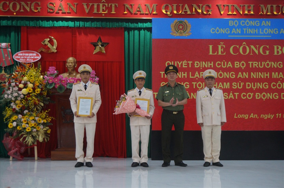 Đại tá Lâm Minh Hồng – Giám đốc Công an tỉnh Long An chủ trì lễ trao quyết định thành lập Phòng An ninh mạng và phòng, chống tội phạm công nghệ cao. Ảnh: An Long