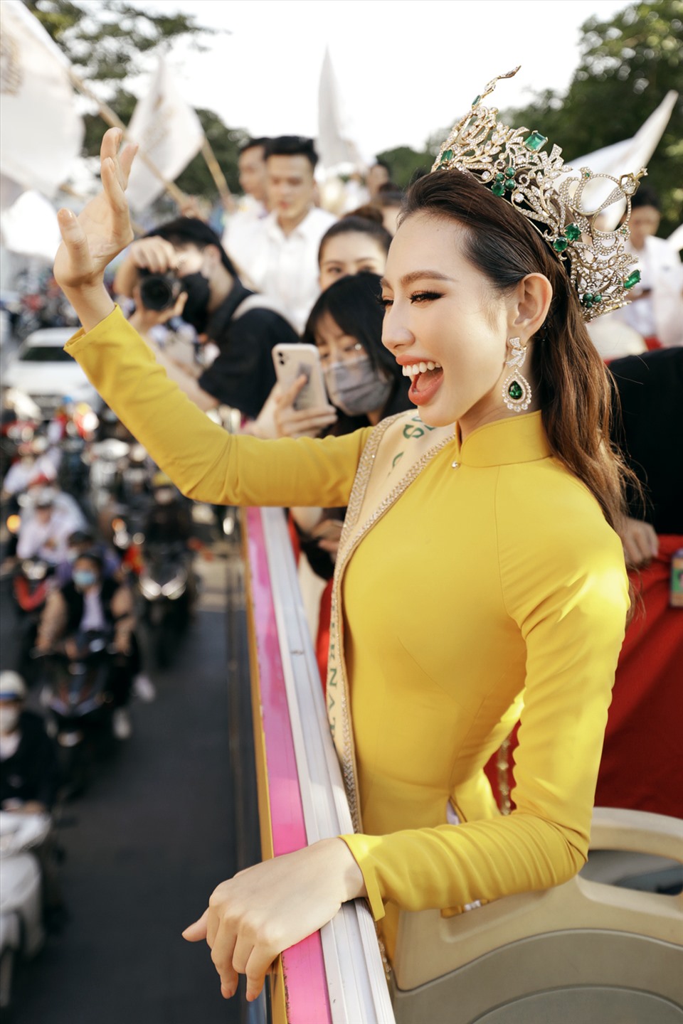 Trước đó, công ty Sen Vàng đã tổ chức lễ đón Tân Hoa hậu Hòa bình Quốc tế Nguyễn Thúc Thùy Tiên cực long trọng.