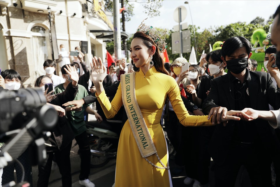 Với dàn trống và lân mang sắc xanh vàng, đúng với màu vương miện của Miss Grand International, phần biểu diễn khiến lễ đón rộn ràng và thu hút sự chú ý của cả cung đường.