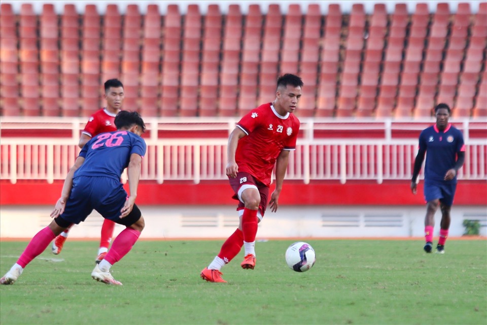 Tiền vệ Nguyễn Trọng Long (áo đỏ) là thành viên duy nhất của TPHCM được triệu tập vào danh sách 30 cầu thủ đội tuyển Việt Nam chuẩn bị cho vòng loại World Cup 2022.