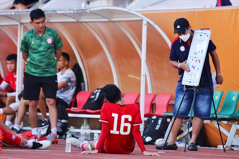 Huấn luyện viên Trần Minh Chiến trực tiếp xuống sân chỉ đạo chiến thuật cho cầu thủ trong thời gian nghỉ giữa 2 hiệp.