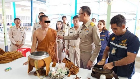 Sakorn Kamboonked bị cảnh sát bắt giữ với cáo buộc giả mạo nhà sư, lừa tiền để mua ma túy. Ảnh: Pattaya Mail.