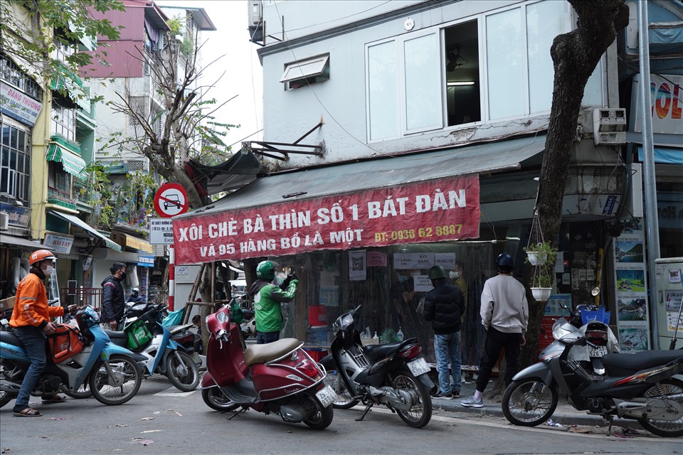 Hầu hết, các cửa hàng ở quận Hoàn Kiếm bán mang về đều được trang bị vách ngăn.