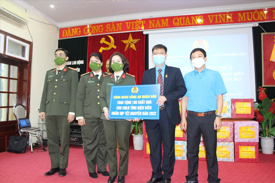 Lãnh đạo LĐLĐ tỉnh Điện Biên tiếp nhận quà của Công đoàn Công an Nhân dân  tặng công nhân lao động tỉnh Điện Biên.