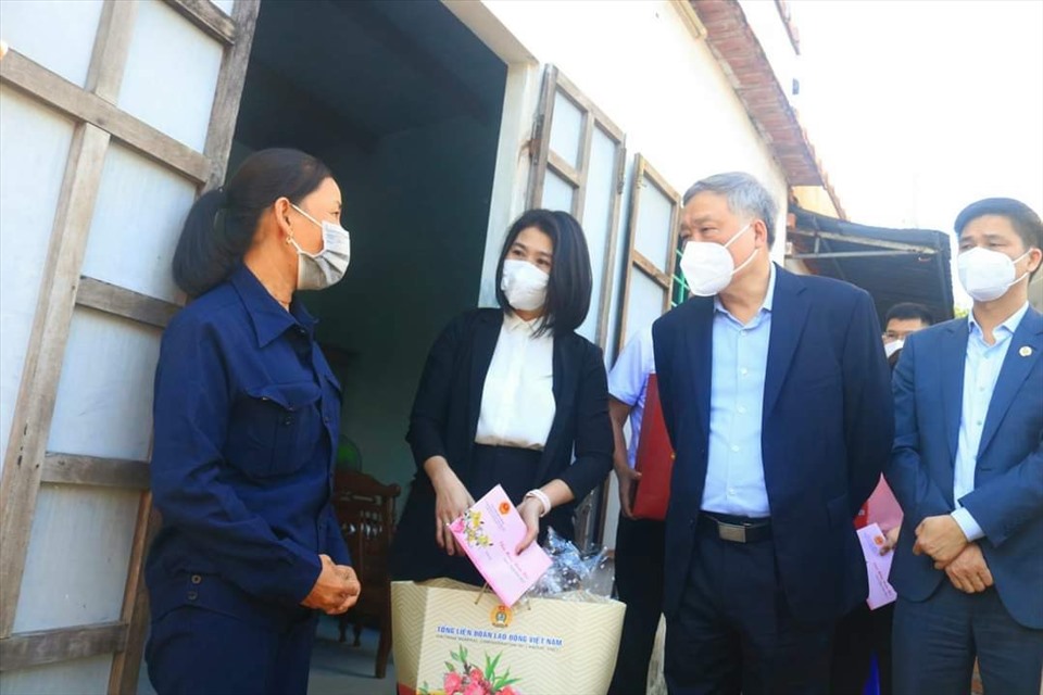 Ông Nguyễn Hoà Bình thăm gia đình chị Nguyễn Thị Hải- Công nhân Công ty MTĐT Phú Yên. Ảnh: Phương Uyên