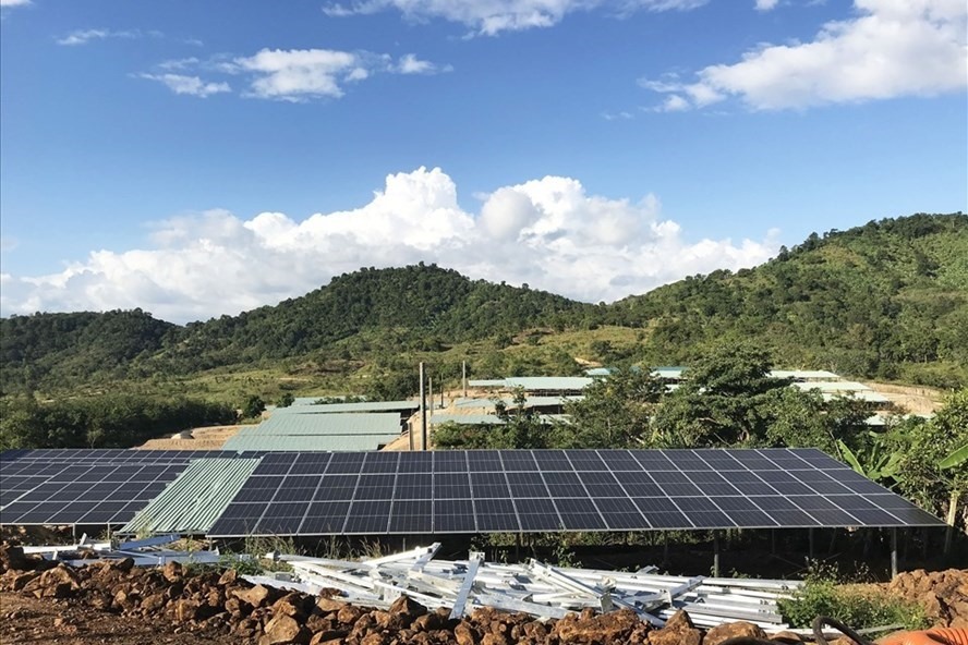 Phía dưới các mái nhà sản xuất điện mặt trời này khó có thể trồng trọt, chăn nuôi. 1 dự án tại huyện Buôn Đôn, tỉnh Đắk Lắk. Ảnh: Bảo Trung