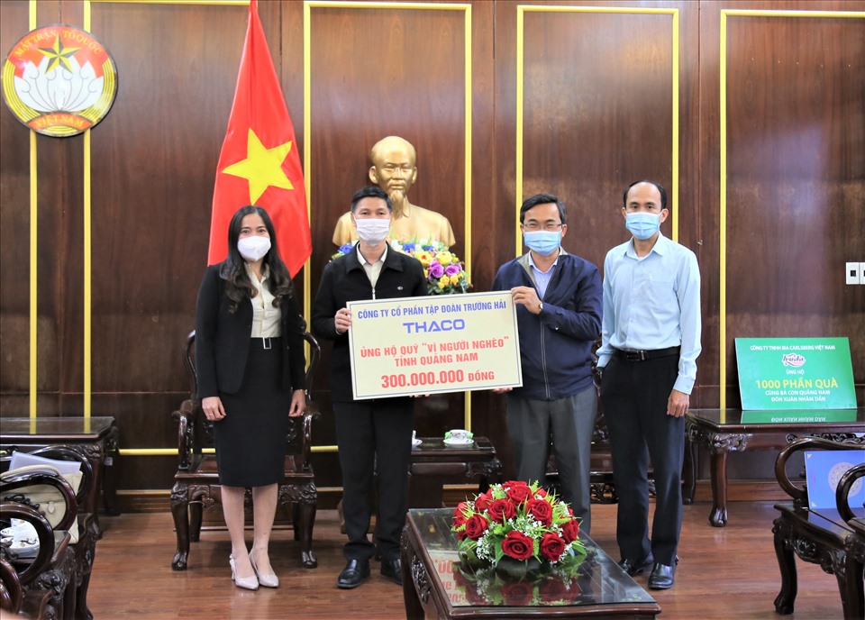 THACO hỗ trợ 300 triệu đồng cho Quỹ ‘Vì người nghèo’ Quảng Nam ngày 21-12.