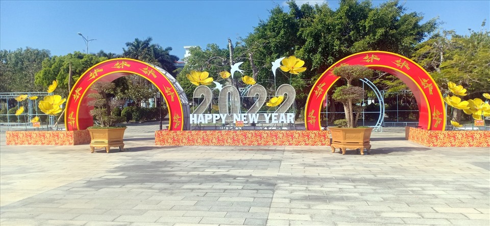 Trang trí đường phố đón Tết Nhâm Dần tại tỉnh Bạc Liêu. Ảnh: Nhật Hồ