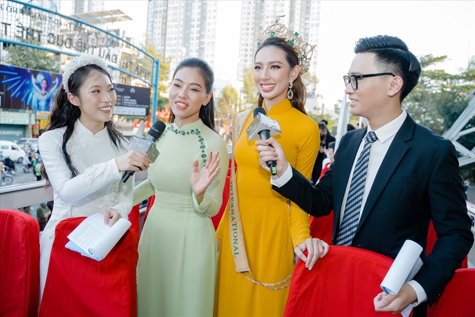 Dù tất bật với các show dẫn và lịch ghi hình cuối năm, tuy nhiên khi nhận được lời mời dẫn dắt road show diễu hành cho Hoa hậu Thùy Tiên, MC Quang Huy đã hào hứng nhận lời.