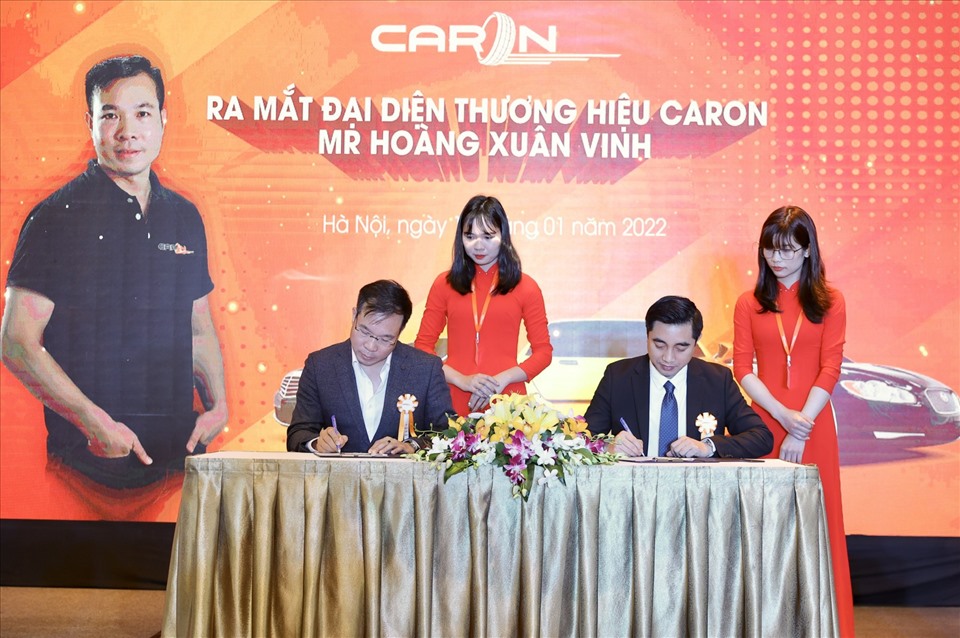 Xạ thủ Hoàng Xuân Vinh ký kết trở thành đại sứ thương hiệu cho một nhãn hàng chăm sóc xe ô tô. Ảnh HS