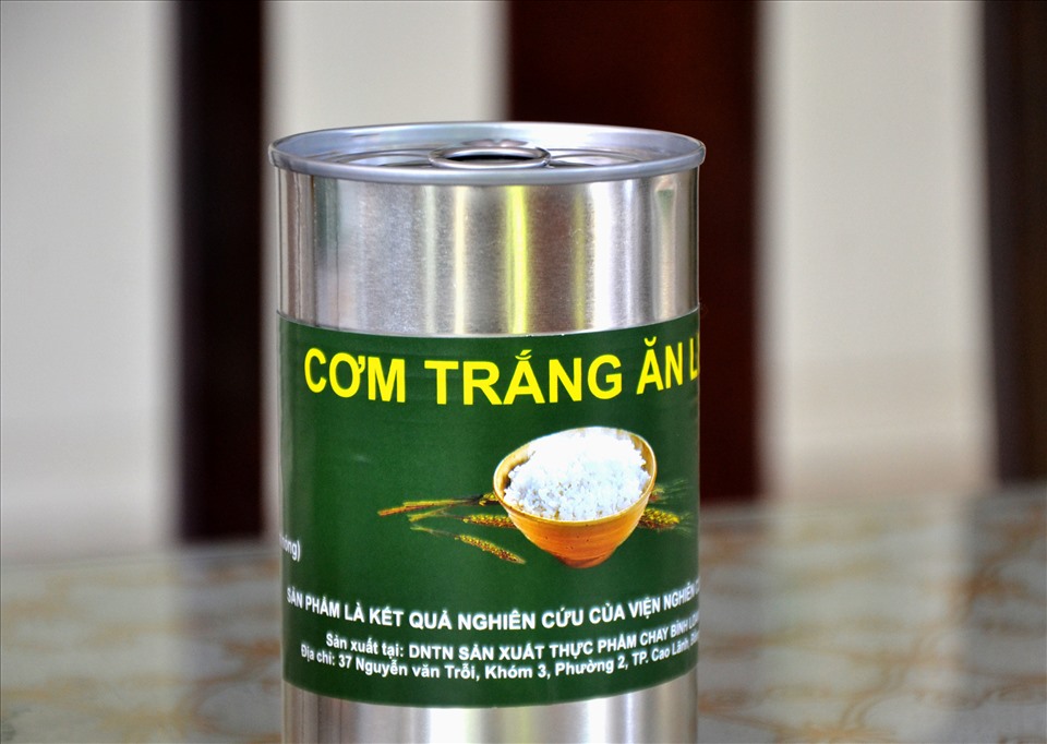 Với thiết kế hộp tròn, hơi cao đã mang lại cho món cơm đóng hộp sức mạnh vượt khỏi giới hạn của thực phẩm, vươn lên thành sản phẩm trưng bày. Ảnh: LT