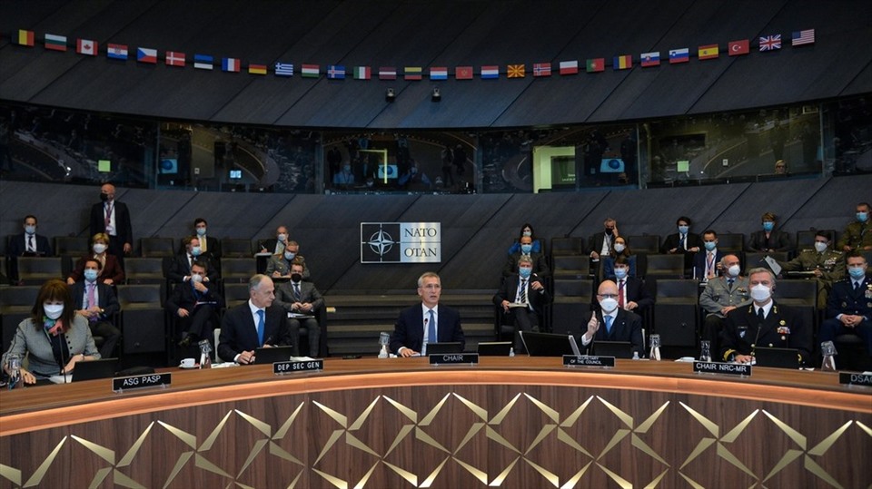Tổng thư ký Jens Stoltenberg (giữa) dự hội nghị Nga-NATO ngày 12.1. Ảnh: Sputnik