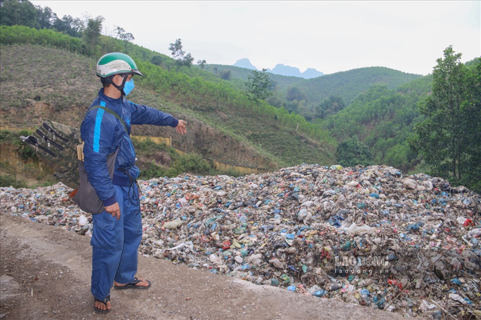 Anh L.Đ.H (29 tuổi, người dân xóm Vó Dò) chia sẻ: “Bãi rác này trước giờ chỉ phục vụ riêng xã Nhân Nghĩa, nhiều tháng nay thấy có nhiều xe chuyên dụng chở rác vào đây đổ khiến lượng rác ồn ức không thể xử lý hết“.