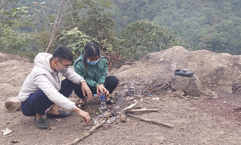 2 bạn trẻ này thì cho biết đã phải đốt lửa cho đỡ lạnh và ngồi đây chờ từ 2h sáng nay.