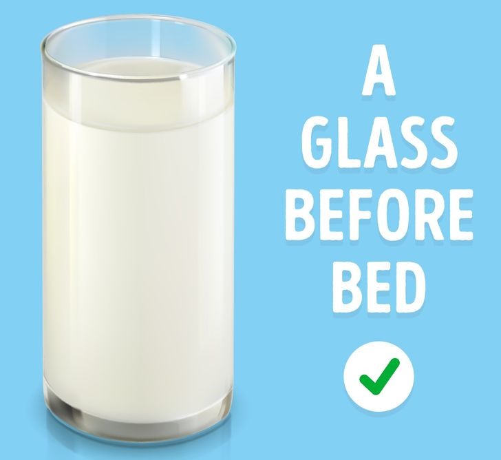 Sữa gây khó tiêu nếu uống vào buổi sáng. Thậm chí kết hợp với các thực phẩm khác có thể gây ợ chua, đau bụng. Buổi tối là thời điểm thích hợp nhất để uống một ly sữa ấm. Nó giúp làm dịu cơ thể và tạo một giấc ngủ ngon.