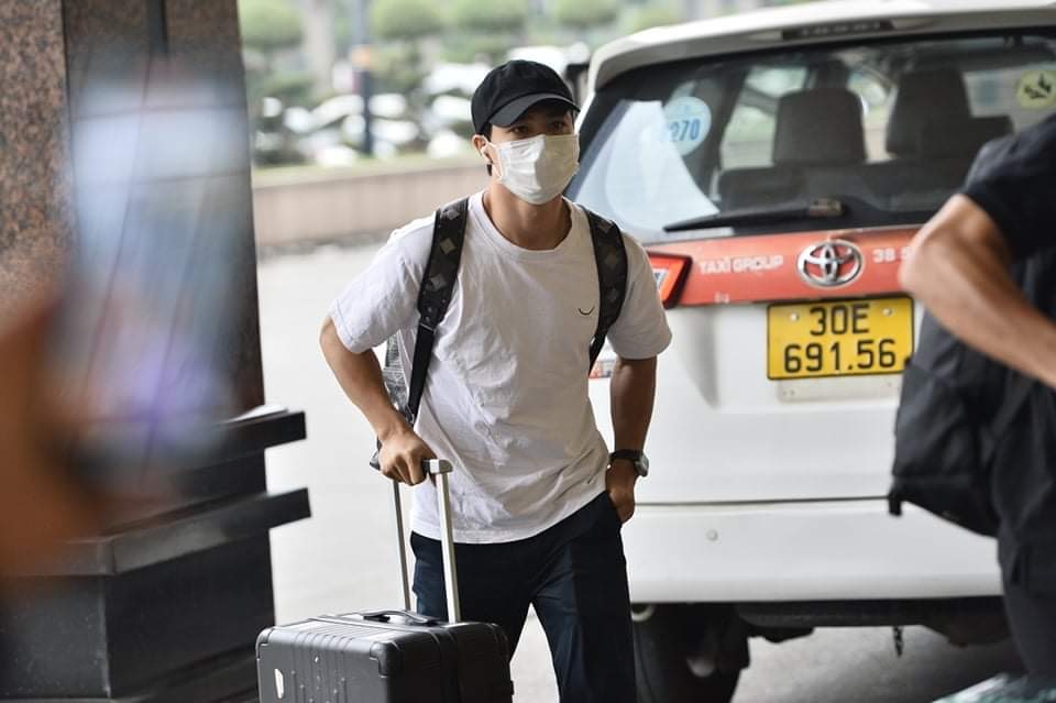 Nhóm cầu thủ di chuyển từ TPHCM như Công Phượng, Văn Thanh, Hồng Duy và trợ lý Lê Huy Khoa đi cùng chuyến bay ra Hà Nội.