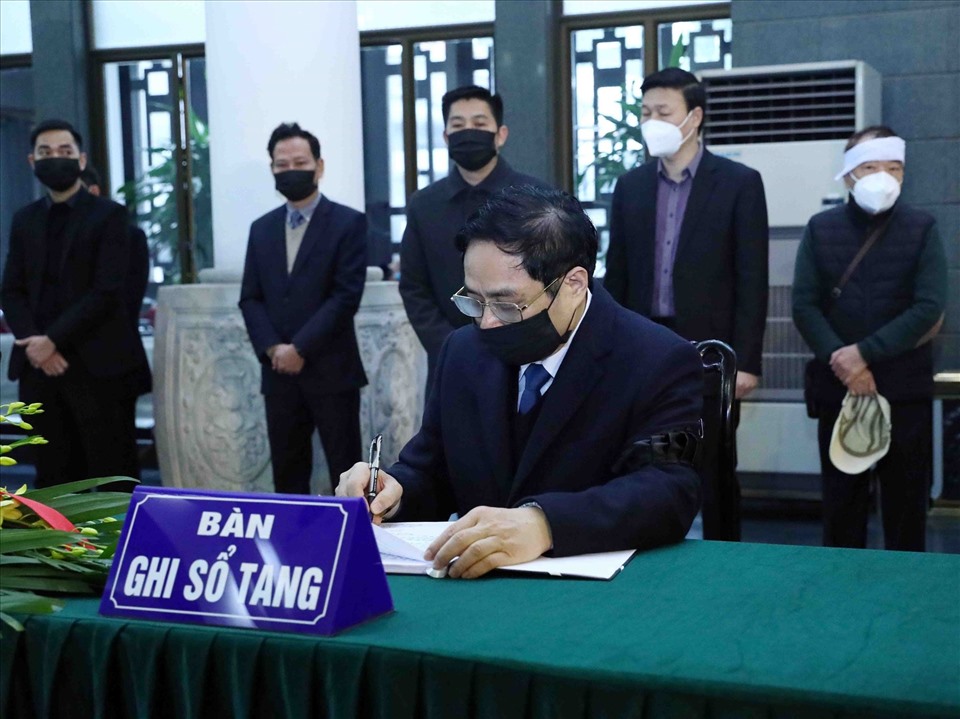 Thủ tướng Phạm Minh Chính ghi sổ tang bày tỏ tiếc thương nguyên Phó Thủ tướng Nguyễn Côn. Ảnh: Phạm Kiên