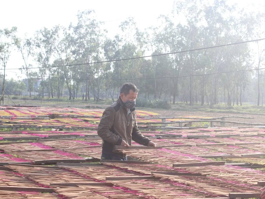 Vào vụ Tết, số lượng hương của làng Tây Lân được người dân sản xuất nhiều hơn ngày thường. Ảnh: Quỳnh Trang