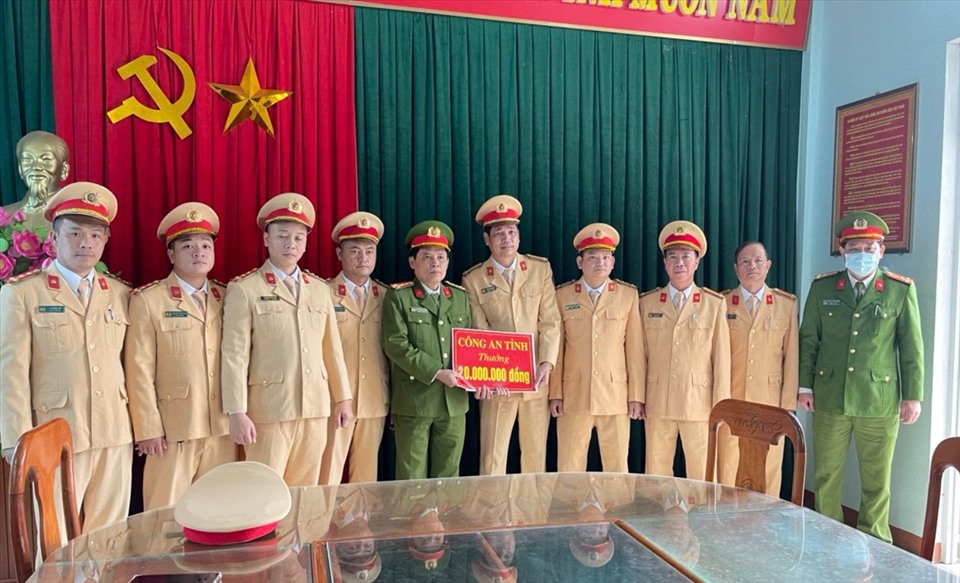 Lãnh đạo Công an tỉnh Quảng Trị thưởng nóng cho lực lượng Trạm CSGT Đakrông. Ảnh: HT.