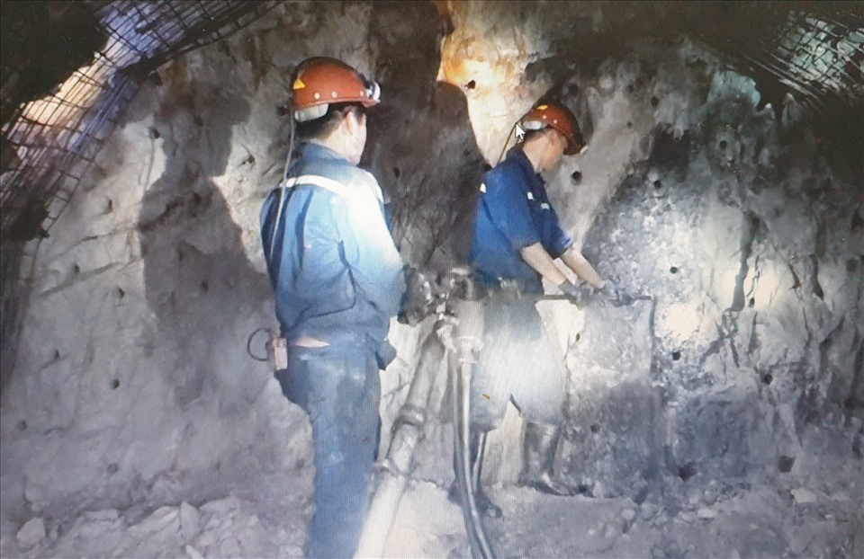 Khai thác dưới hầm lò ở Công ty than Hòn Gai. Ảnh: CTV