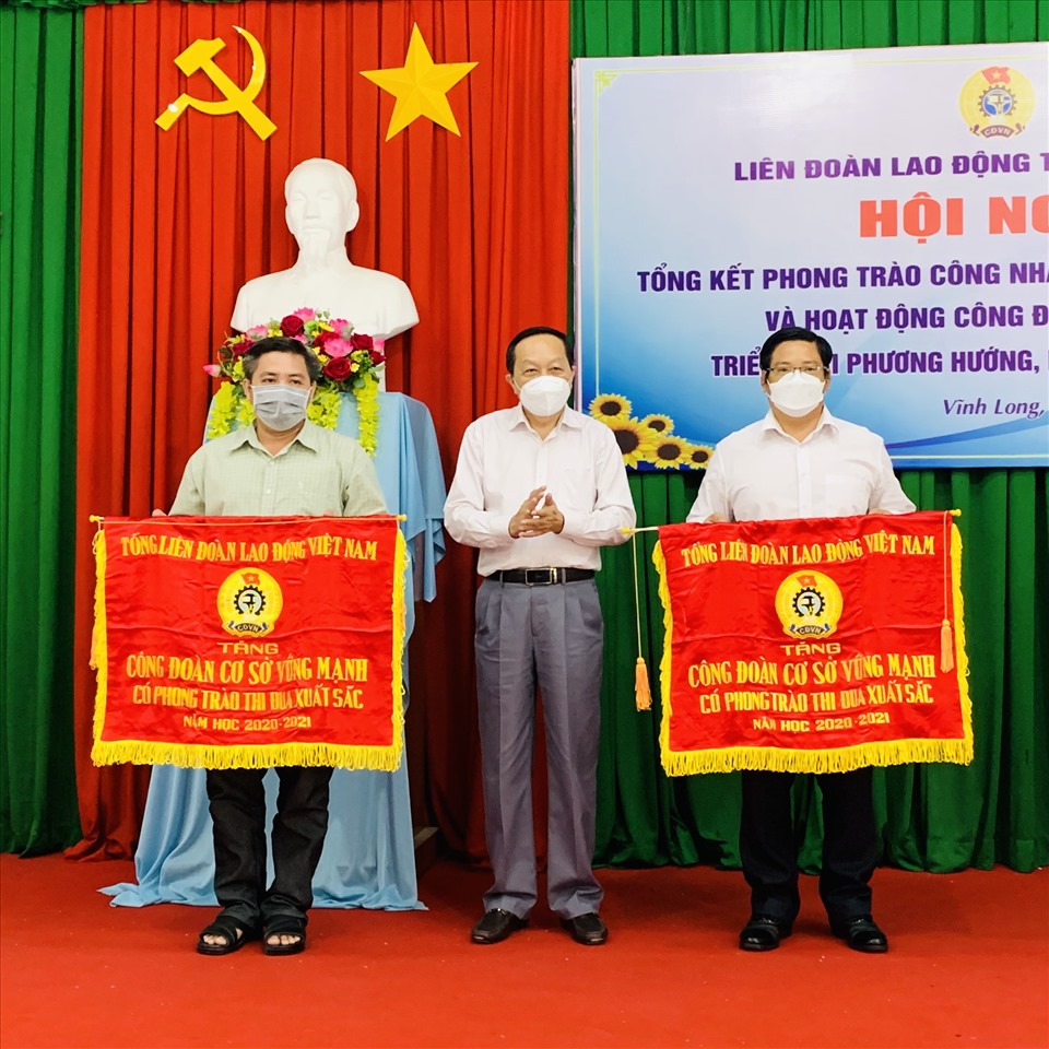 Phó Bí thư thường trực Tỉnh ủy Vĩnh Long Nguyễn Thành Thế trao cờ thi đua Tổng Liên đoàn Lao động Việt Nam cho các tập thể xuất sắc năm học 2020-2021.