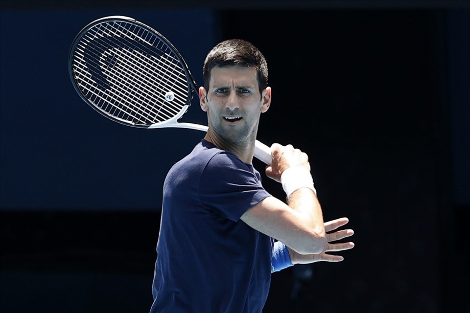 Novak Djokovic vừa bất ngờ thừa nhận đã vi phạm quy định cách ly trong thời gian dương tính với COVID-19 tháng 12 vừa qua. Ảnh: AO