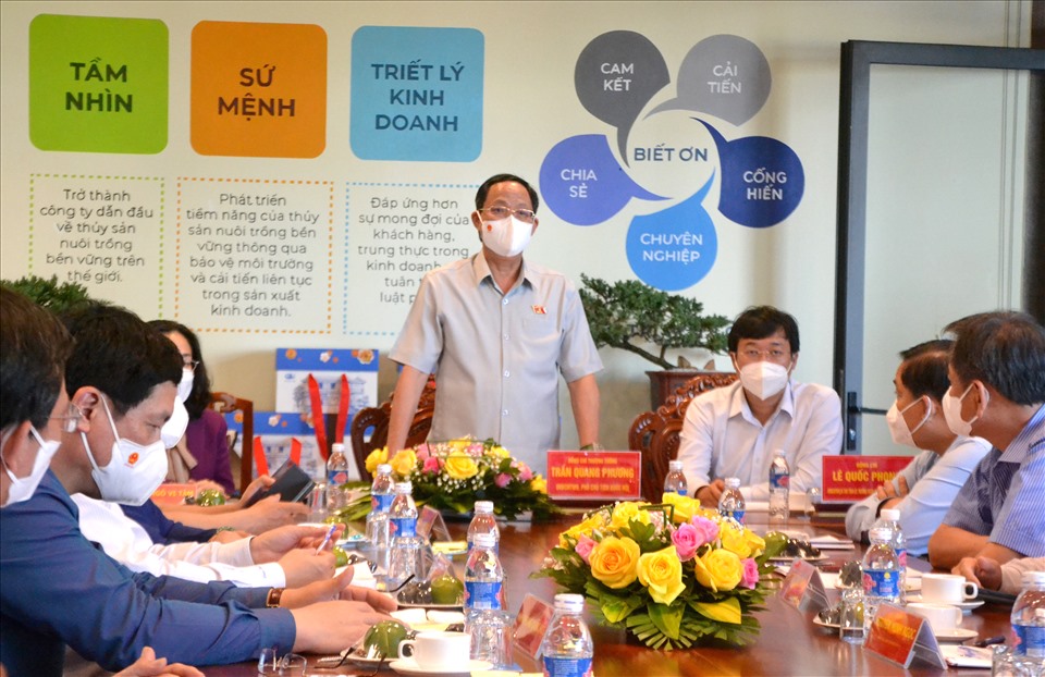 Phó Chủ tịch Quốc hội Trần Quang Phương thăm, làm việc tại Công ty Cổ phần Vĩnh Hoàn. Ảnh: LT