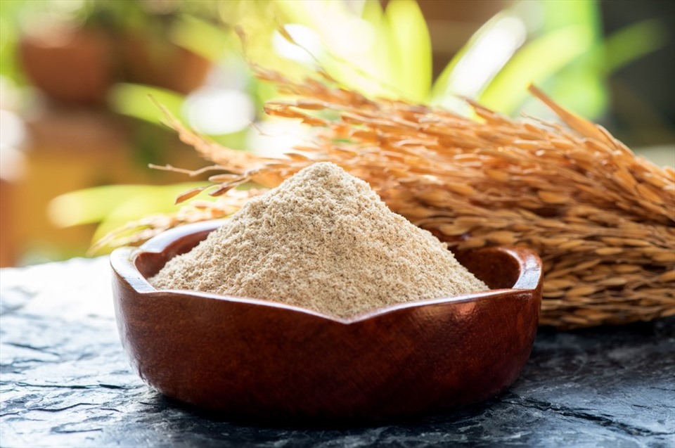 Cám gạo giúp làm sạch vùng da một cách tự nhiên, không gây kích ứng. Ảnh: Xinhua