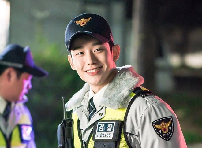 Tạo hình cảnh sát trong “Khi nàng say giấc” của Jung Hae In. Ảnh: ST