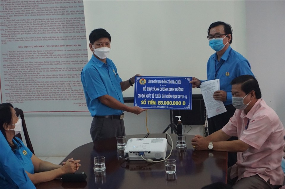 Các cấp Công đoàn tỉnh Bạc Liêu đồng hành cùng tuyến đầu chống dịch. Ảnh: Nhật Hồ